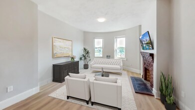 44 Guild St, Unit #1 in Boston, MA - Foto de edificio - Building Photo