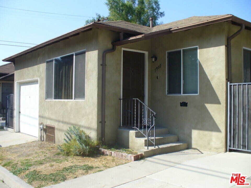 1911 Chickasaw Ave in Los Angeles, CA - Building Photo