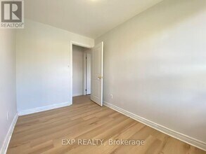 6 Deblyn Dr in Toronto, ON - Building Photo - Building Photo