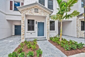 523 SW 19th Ter in Fort Lauderdale, FL - Building Photo - Building Photo