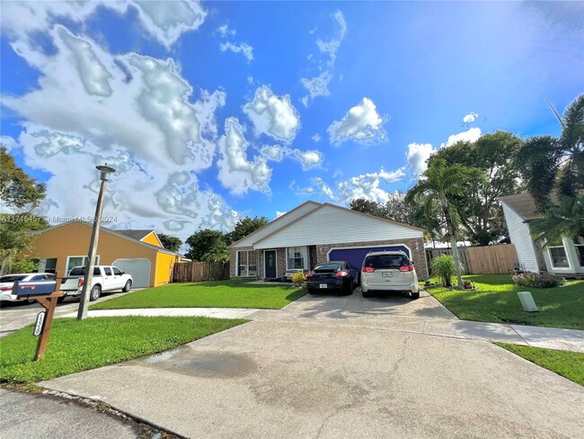 13310 SW 10th Pl in Davie, FL - Building Photo - Building Photo