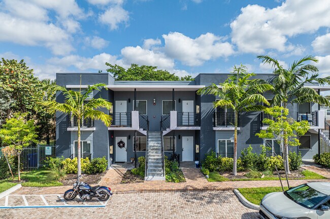Avondale Parkside in Pompano Beach, FL - Building Photo - Building Photo