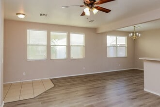 332 Plum Horse Ave in North Las Vegas, NV - Foto de edificio - Building Photo