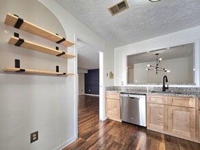 7660 Willow Point Dr in Falls Church, VA - Building Photo - Building Photo