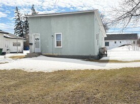 17 4 Ave SW in Dauphin, MB - Building Photo