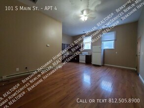 101 S Main St-Unit -APT 4 in Clinton, IN - Foto de edificio - Building Photo