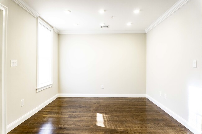 75 Morris St, Unit 2A in Boston, MA - Building Photo - Building Photo