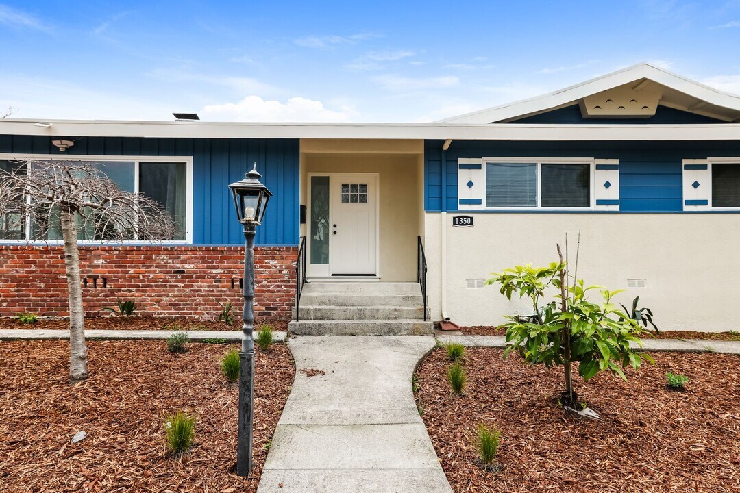 1350 Washington Ave in Albany, CA - Building Photo
