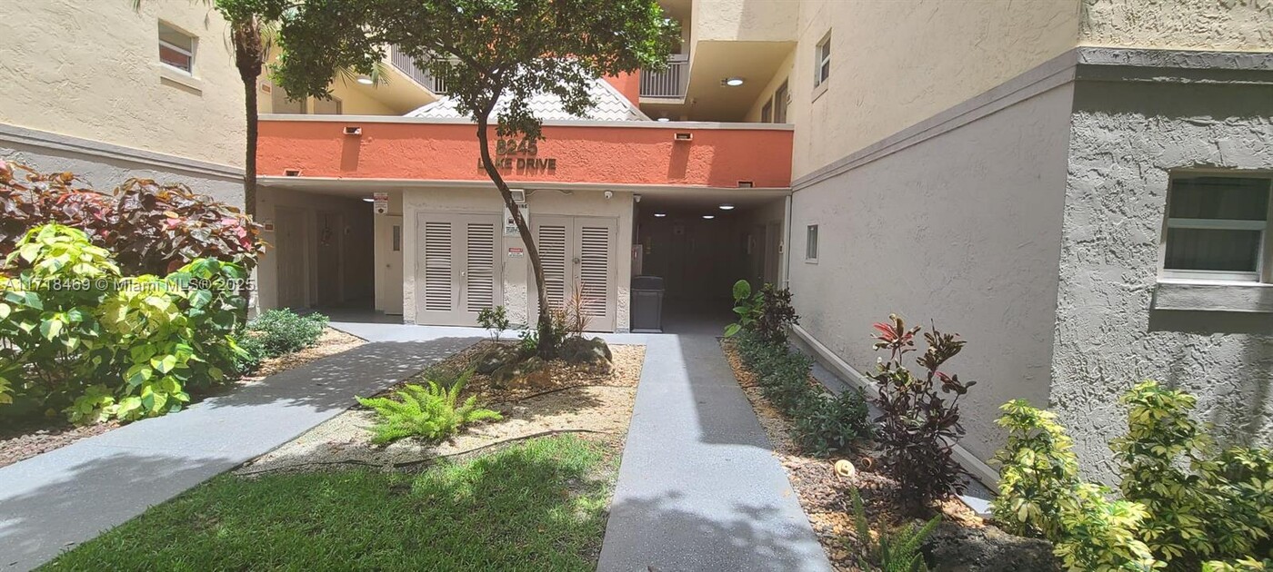 8245 Lake Dr in Doral, FL - Building Photo