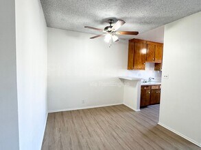 4350 Troost Ave in Los Angeles, CA - Foto de edificio - Building Photo