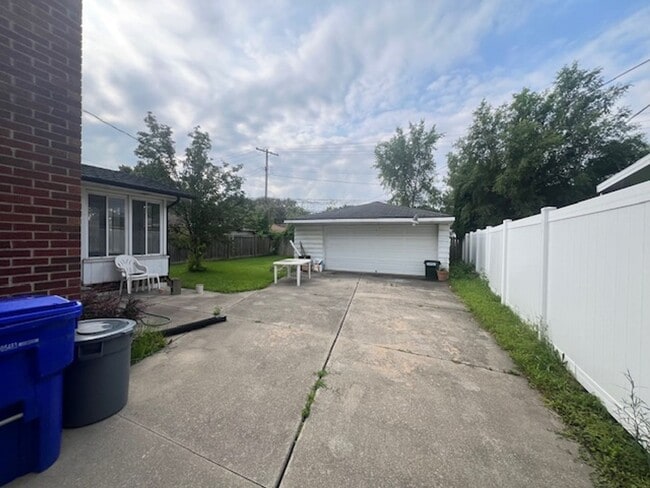 18270 Spring Ct S in Fraser, MI - Building Photo - Building Photo