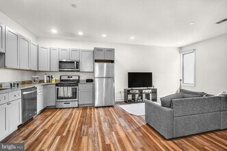 2411 Kensington Ave in Philadelphia, PA - Building Photo - Building Photo