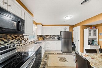 95 Pilgrim Cir in Methuen, MA - Building Photo - Building Photo