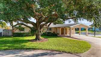 1059 Carambola Cir in West Palm Beach, FL - Building Photo