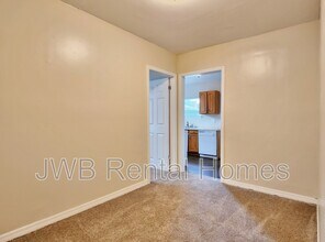 8182 Lexington Dr in Jacksonville, FL - Foto de edificio - Building Photo