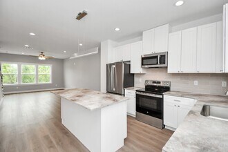 5262 Ella Blvd, Unit 300 A/B in Houston, TX - Foto de edificio - Building Photo