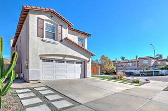 725 Vista Santo Thomas in San Diego, CA - Foto de edificio - Building Photo