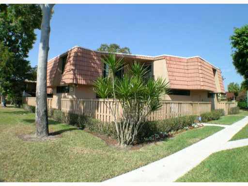 8261 Severn Dr-Unit -B in Boca Raton, FL - Building Photo - Building Photo
