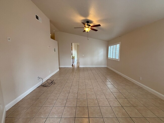 5321 Lake Pleasant Dr in Elk Grove, CA - Building Photo - Building Photo