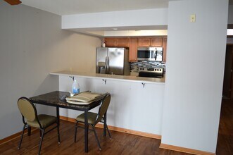 2824 Pleasant View Rd, Unit 101 in Middleton, WI - Foto de edificio - Building Photo