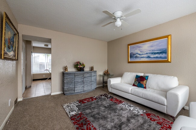 Paradise Plaza Apartments in Topeka, KS - Foto de edificio - Interior Photo