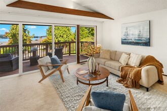 4740 Lakehurst Ln SE in Bellevue, WA - Foto de edificio - Building Photo