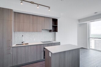 1 Yorkville Ave in Toronto, ON - Building Photo - Building Photo