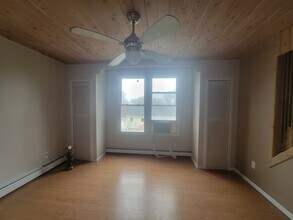 22 Loughlin Dr, Unit #2 Side Apartment in Shirley, NY - Building Photo - Building Photo