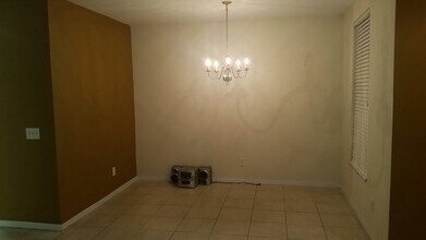 1243 Charlesworth Dr in Zephyrhills, FL - Building Photo - Building Photo