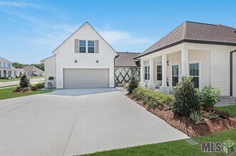 38297 Meadow Rue Dr in Prairieville, LA - Building Photo - Building Photo