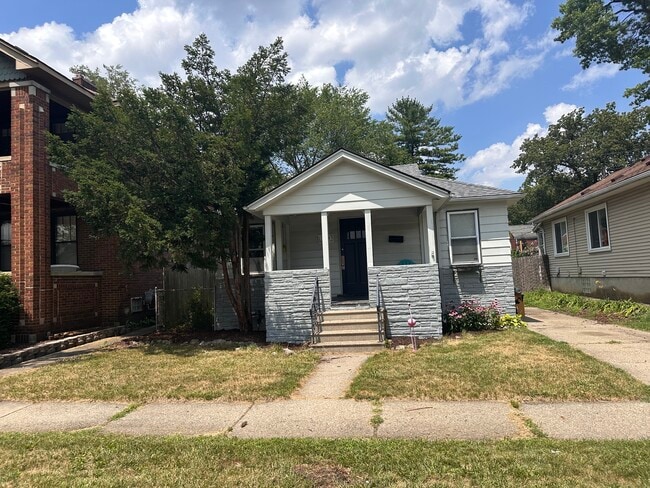 property at 143 E Drayton St