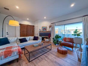 18366 Collins St, Unit B in Tarzana, CA - Foto de edificio - Building Photo