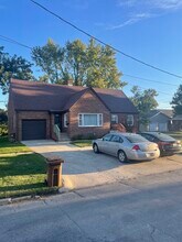 711 7th Ave, Unit 711 Ground Level in Grinnell, IA - Foto de edificio - Building Photo