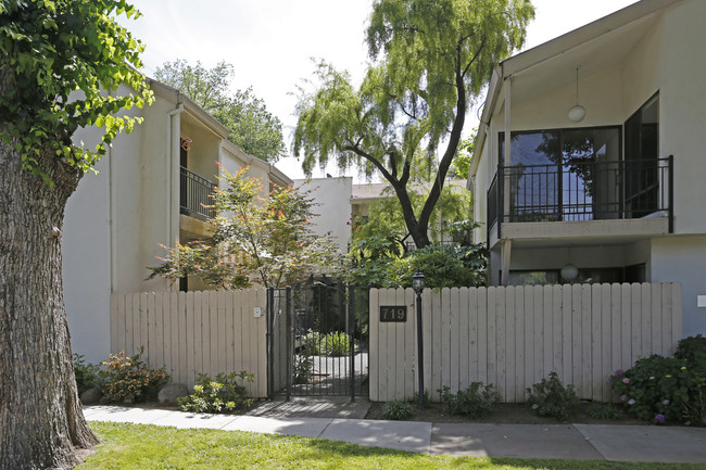 Quail Court in Sacramento, CA - Foto de edificio - Building Photo