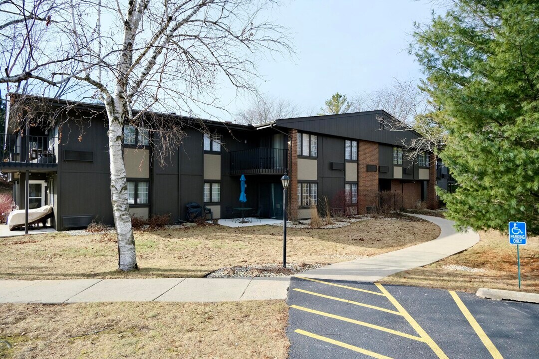 22 Matterhorn Cir in Lake Geneva, WI - Building Photo