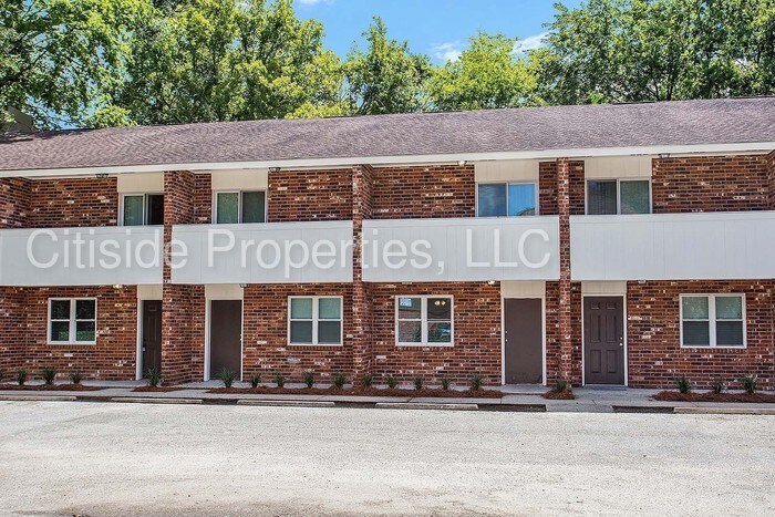 2467 Brownlee St-Unit -8 in Baton Rouge, LA - Foto de edificio