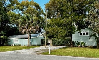 145 Ave L in Apalachicola, FL - Building Photo