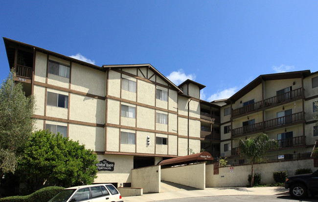 The Windsor House in Rancho Palos Verdes, CA - Foto de edificio - Building Photo