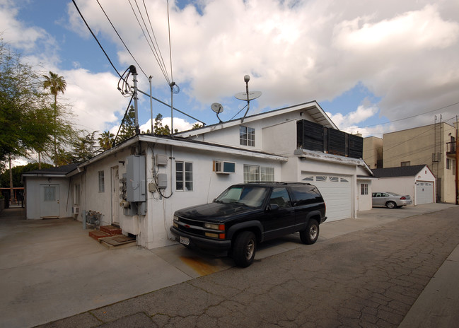 5322 Circle Dr in Sherman Oaks, CA - Building Photo - Building Photo