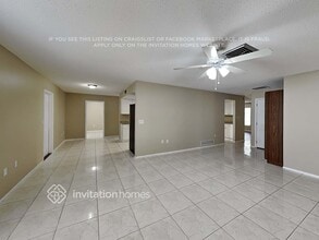 8900 Phyliss Ave in Sarasota, FL - Foto de edificio - Building Photo