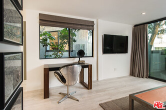 8555 W Sunset Blvd in West Hollywood, CA - Building Photo - Building Photo