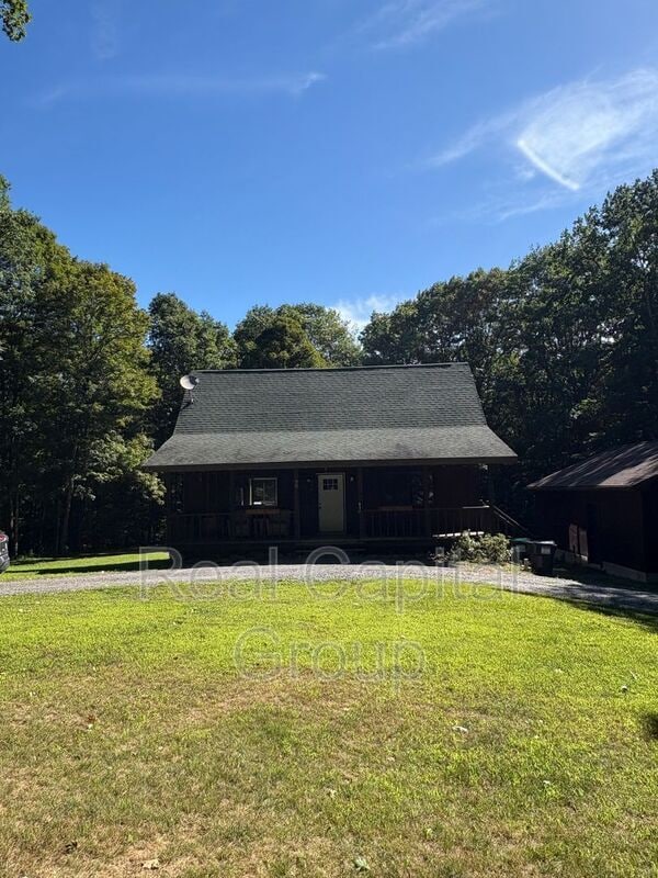 48 Atwell Rd in Porter Corners, NY - Foto de edificio - Building Photo