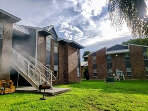 2000 S Main St in Belle Glade, FL - Foto de edificio - Building Photo