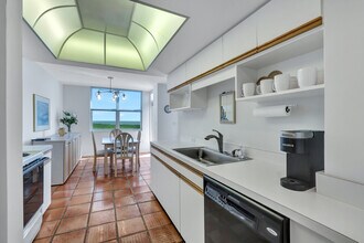 6361 Pelican Bay Blvd, Unit 904 in Naples, FL - Foto de edificio - Building Photo