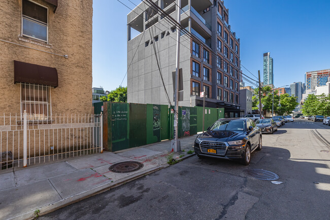 39-25 27th St in Long Island City, NY - Building Photo - Building Photo