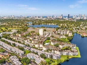 1780 NE 191st St in North Miami Beach, FL - Foto de edificio - Building Photo