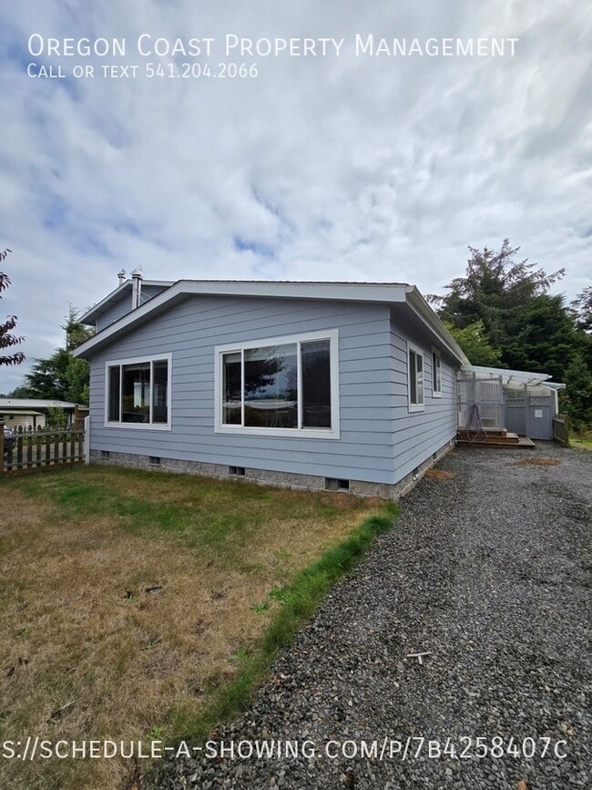 365 SW Pacific View St in Waldport, OR - Building Photo - Building Photo