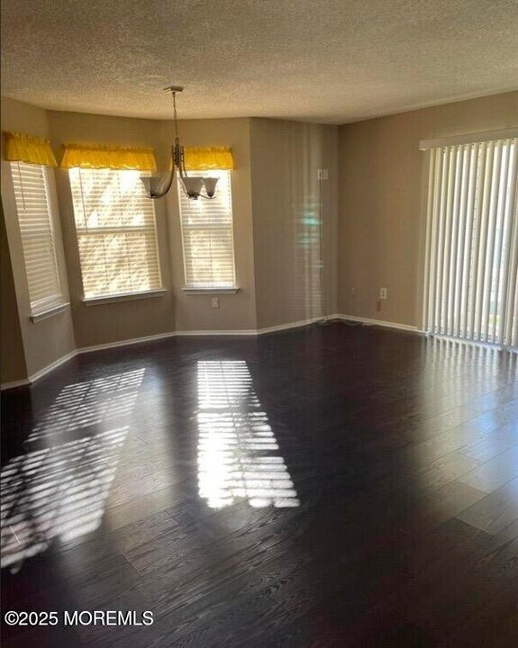 195 Tulip Ln in Freehold, NJ - Building Photo