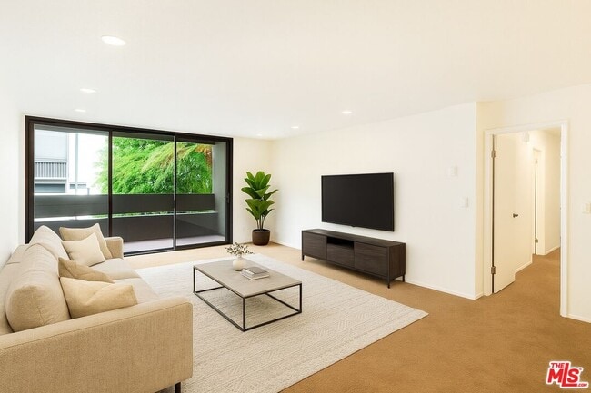 8650 Gulana Ave in Los Angeles, CA - Building Photo - Building Photo