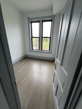 2057 W Chicago Ave, Unit Third Floor in Chicago, IL - Foto de edificio - Building Photo